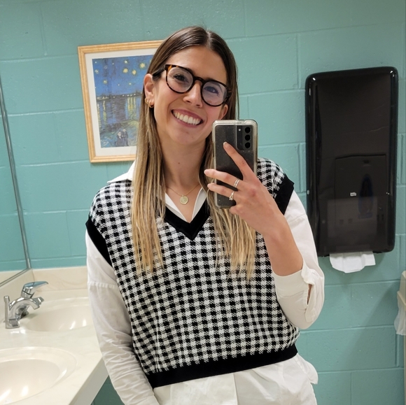 Meet your Posher, Ariella - Picture 2 of 5